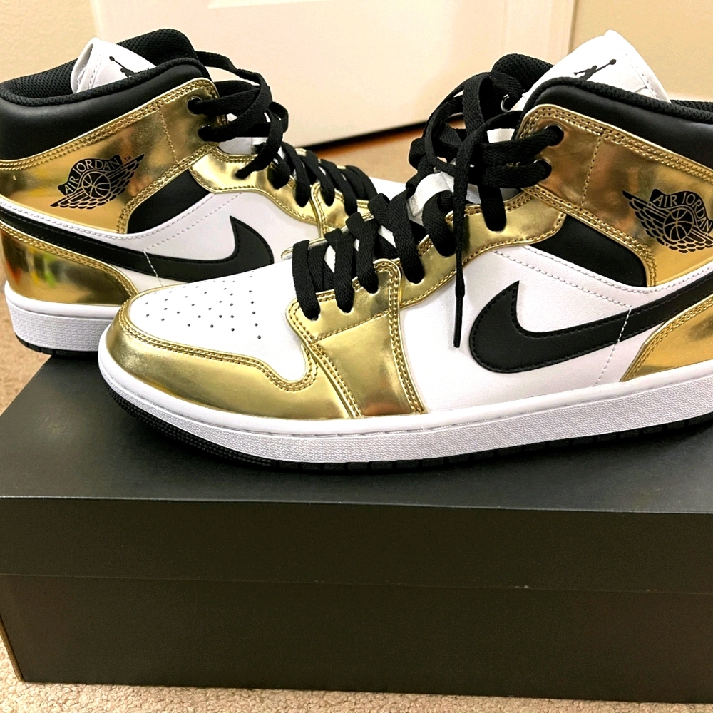 Jordan 1 mid Metallic Gold black white